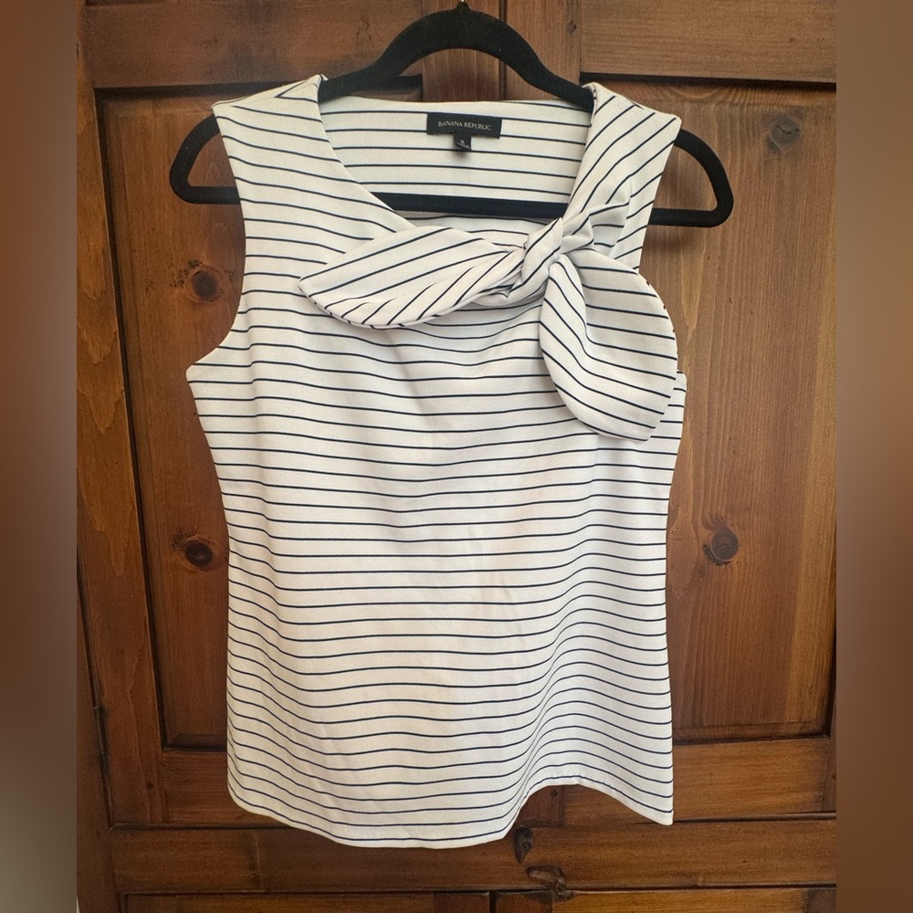 Banana Republic Ladies Small Striped Black and White Sleeveless Knit Top. NWOT